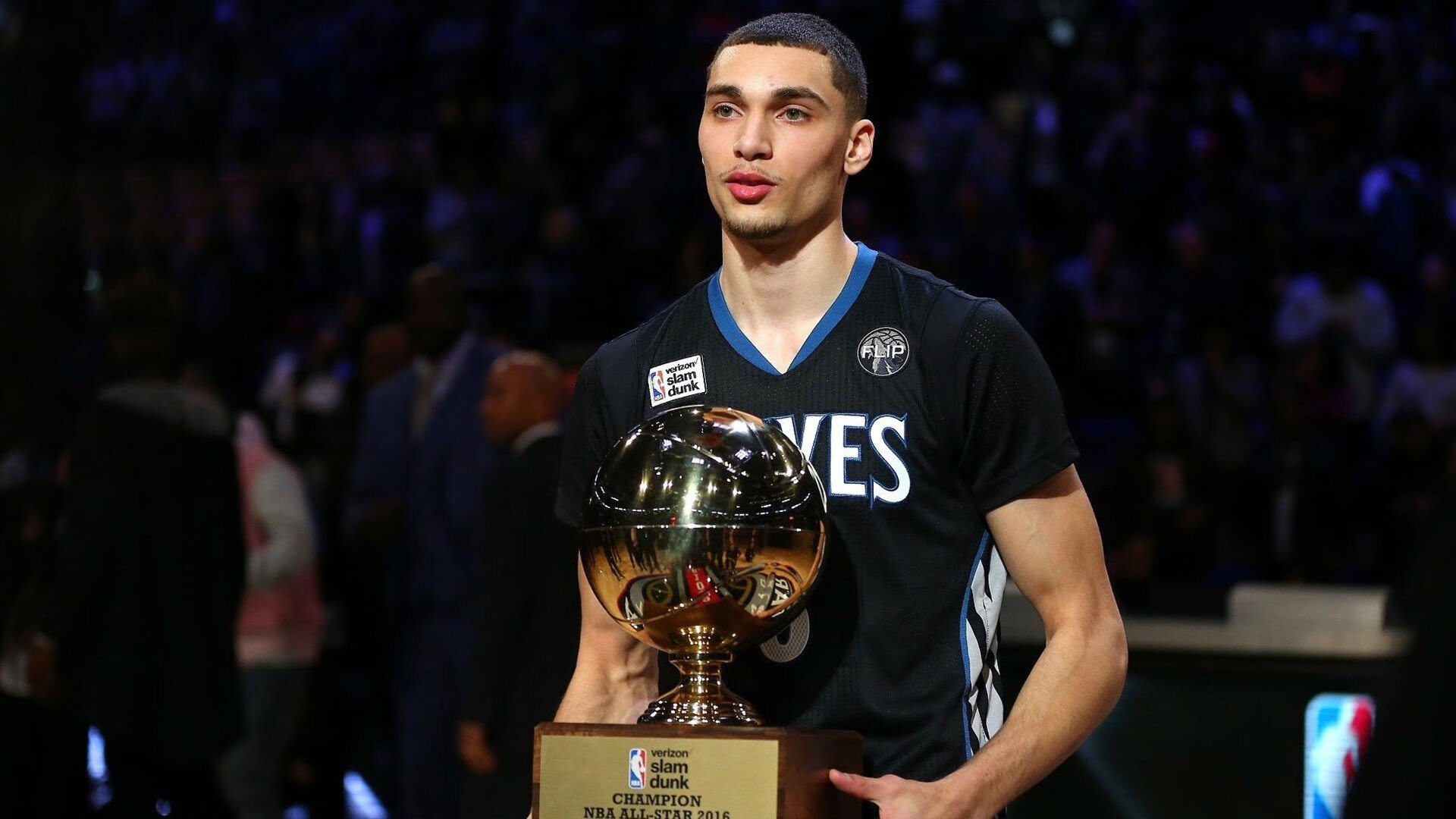 世界杯：球场外AI志愿者提供多语种指引 语音识别能力获赞